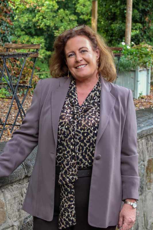 Julie Ross, Sales Consultant